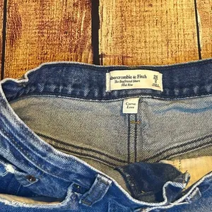 Abercrombie & Fitch Curve Love Jean Shorts Size 2/26 Boyfriend Short thumbnail 3