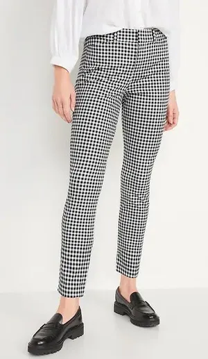 Old Navy Pixie Gingham Ankle Pants Women’s Size Petite 2 In good condition * Slim, tailored silhouette with a flattering mid-rise fit * Soft stretch cotton blend for all-day comfort * Zip fly with hook-and-bar and button closure * Belt loops * Functional front slash pockets * Faux welt back pockets * Cropped ankle length * Perfect for the office, business casual, workwear, brunch, or everyday wear * Fabric: 95% Cotton, 5% Spandex thumbnail 1