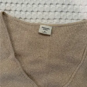 Abercrombie Metallic Beige Knit V-Neck Cardigan thumbnail 3