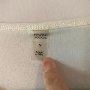 Beyond Yoga White Cropped Long Sleeve Shirt Athletic Loungewear Women size Small thumbnail 2