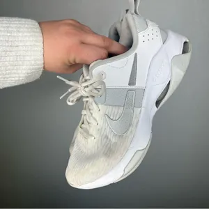 Nike | Women's‎ White Athletic Shoes 7.5 Zoom Bella 6 thumbnail 5