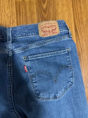 Levi’s Classic Straight Mid Rise Jeans Size 28. Inseam 30in. thumbnail 4