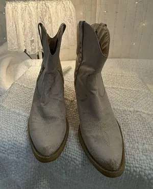 Volatile Cream Ankle Booties Size 6 thumbnail 1