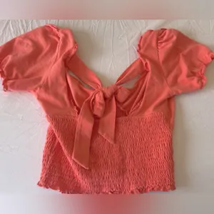 Never worn ZARA top with an adorable tie bow in the back! thumbnail 2