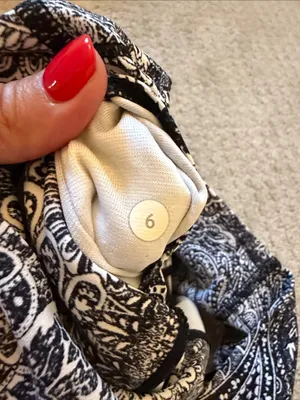 Lululemon Black & White Paisley High Times Athleisure Yoga Leggings - Size 6 thumbnail 7