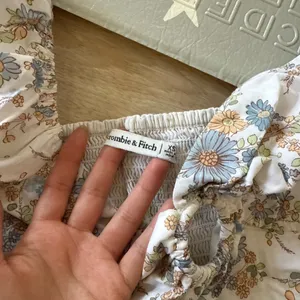 Abercrombie and Fitch Floral Puff Sleeve Crop Top Size XS thumbnail 5
