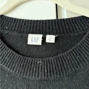 GAP Women's Classic Black Crew Neck Sweater thumbnail 2