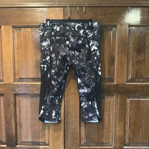 Lululemon Black White Abstract Floral Mesh Crop‎ Leggings Size 8 thumbnail 3