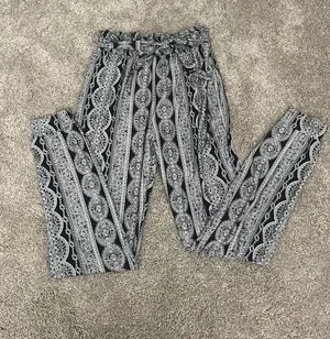 Mudd Black And White Print Pants With A Bow, Size Small thumbnail 1