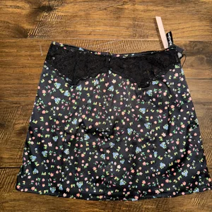 NWT FOR LOVE AND LEMONS x VS COLLECTION LUCY BLACK FLORAL‎ SKIRT SIZE SMALL thumbnail 5