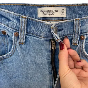 Abercrombie & Fitch The Ankle Straight Ultra High Rise Curve Love Jeans thumbnail 4