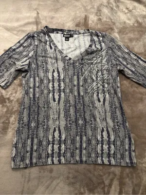 DKNY Top Women’s Size M Gray & White Pattern V‑Neck Tee with Beaded Embroidery thumbnail 3