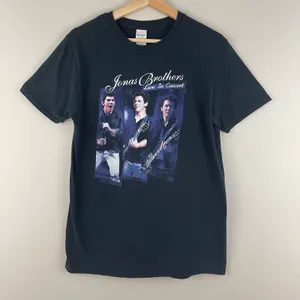 JONAS BROTHERS Vintage 2000’s Live In Concert Black Blue Graphic Band Tee thumbnail 1
