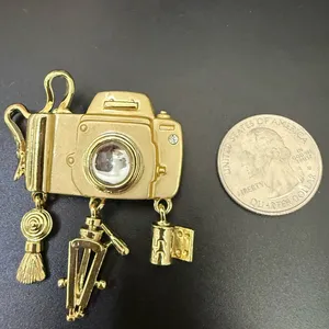 Vintage DANECRAFT Light Gold-tone Camera Charm Brooch 22.8g. thumbnail 3