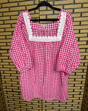 Woman within pink and white plaid top size 18/20 thumbnail 1