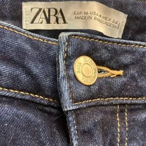 Zara Dark Wash Midrise Raw Hem Bootcut Ankle Jeans Non Ripped Size 4 Stretch thumbnail 5