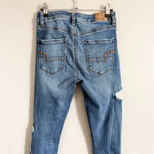 American Eagle Medium Wash Super High Rise Distressed Jegging Size 2 thumbnail 5