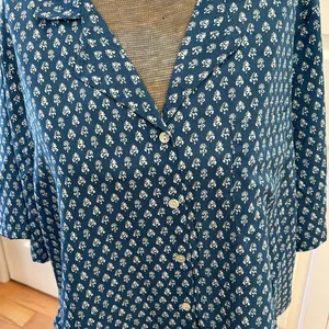 Haute Hippie blue and white flower design 2 piece short pajamas set thumbnail 3