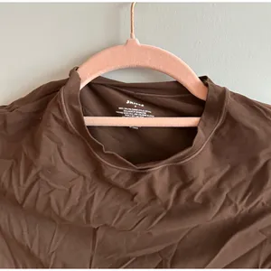 Skims fits everybody brown top thumbnail 3