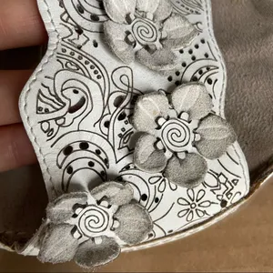 Sonoma Cheeky White Leather Floral Wedge Heels Sz 7 Sandals Boho Pyrography ! thumbnail 3