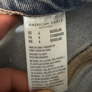 American Eagle Light Wash High Rise Major Knee Distressing Mom Jeans Size 6 thumbnail 6