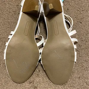 New NWT Andrew Geller Amonna White Strappy‎ Heels Open Toe Size 8 thumbnail 4