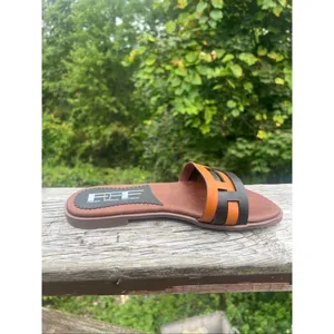 Fashion Forward Flat 2-Toned Faux Leather sandals Sz 9 NIB thumbnail 3