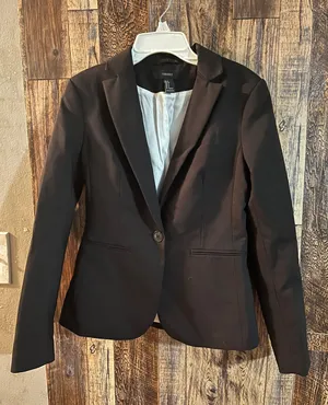 Forever 21 women Black blazer with lining size small Classic black blazer. Single-button closure. Tailored fit. Rm23A thumbnail 1