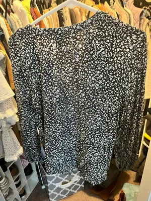 Universal Threads Gray Floral Blouse thumbnail 2