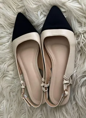 Elegant Black and Cream Women's Slingback Flats thumbnail 3