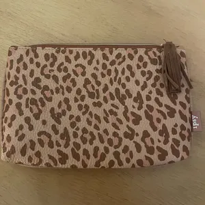 Free with bundle only!! Or purchase New Ipsy make up bag animal print thumbnail 1