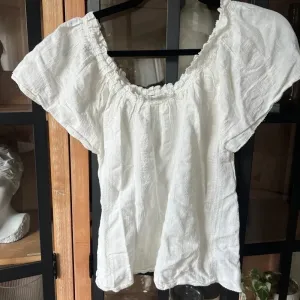 Faherty linen Annabelle top blouse short sleeve embroidered peasant textured thumbnail 5