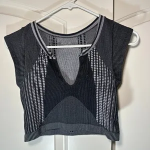 Urban Outfitters Out From Under Go For‎ Gold Seamless Printed Top Crop Black Gray Womens M/L thumbnail 2