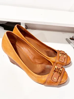 Tory Burch Womens Carnell Peep Toe Wedge Heel Leather Logo Buckle Brown Size 8.5 thumbnail 3