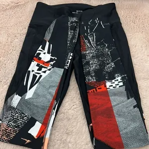 Under Armour size small black abstract print leggings thumbnail 3