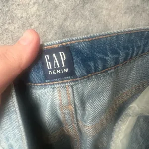 Gap Denim Woman Size 30(US 10) light wash Distressed Mini‎ Denim Skirt thumbnail 2