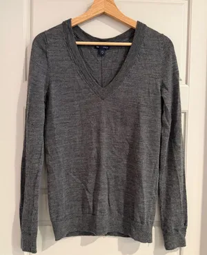GAP‎ Charcoal V-Neck 100% Wool Sweater Size Medium thumbnail 1
