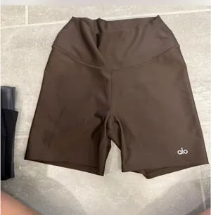 ALO Chocolate 5" Airlift Energy Shorts (S) thumbnail 2