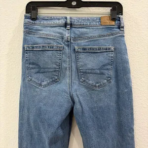 American Eagle Strigid High Waisted Ripped Mom Jean Size 4 Regular thumbnail 7