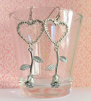 goth rose & thorn heart dangle earrings✨ thumbnail 1