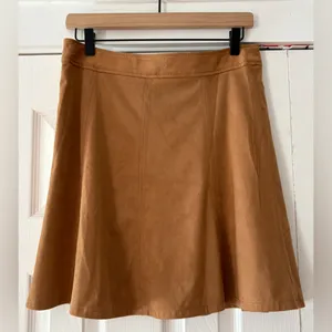 LOFT Tan Faux Suede Mini Skirt Size‎ 6 EUC thumbnail 2