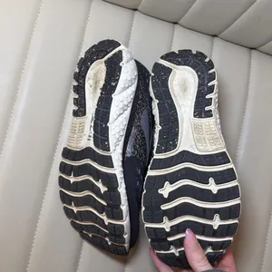 Brooks Women's Black and Purple Trainers thumbnail 8