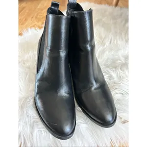 Michael kors black leather booties size 8.5 with charms in the back stylish mode thumbnail 5