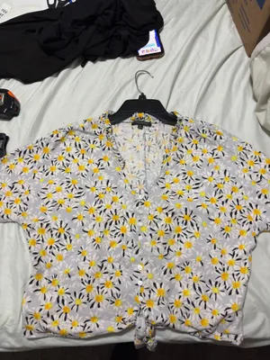 For Cynthia Daisy Print Short Sleeve Ruffle Detail Button-Down Tie-Front Top CL thumbnail 5