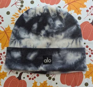 ALO tie dye grey and white beanie thumbnail 1