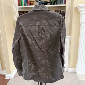 Level99 Gina Utility Shacket in a camouflage print Gray thumbnail 2