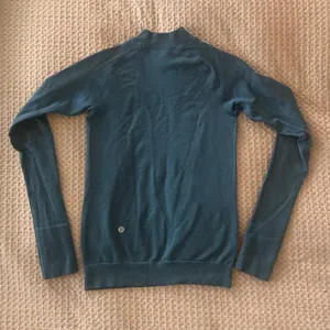 Lululemon Keep The Heat Thermal Long Sleeve in Petrol Blue Size 6 thumbnail 4