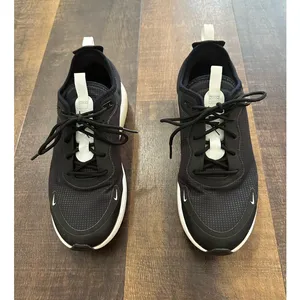 Nike Air Max Motion 2 Sneakers Black White Women’s Size 7 Running Shoes thumbnail 2