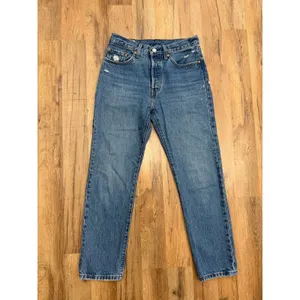 Levi's 501 Original Women's 26x28 Medium Wash Button Fly Distressed Jeans thumbnail 2