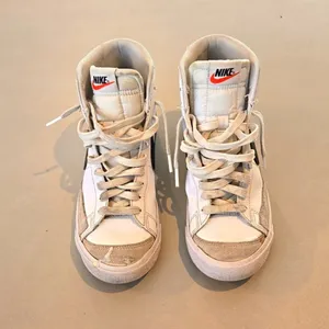 Nike Blazer Mid 77 Woman's Sneakers Size 6Y thumbnail 4